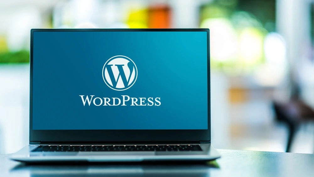 So sánh các nền tảng thiết kế web năm 2025: wordpress, shopify, webflow.