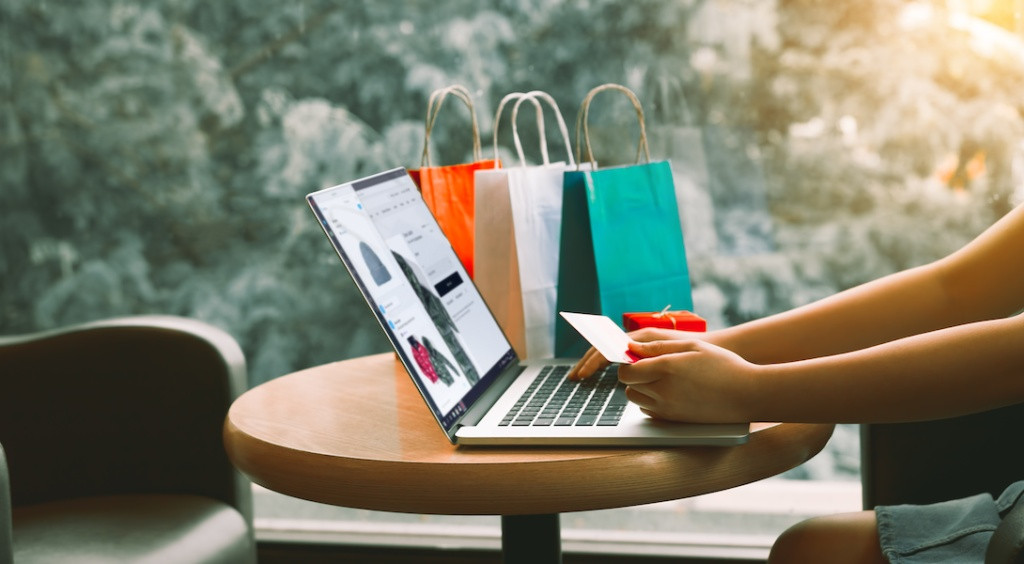 Phân tích: website ngành nào có tốc độ phát triển nhanh nhất?