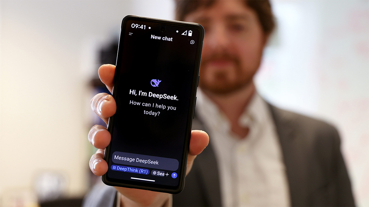 Hướng dẫn sử dụng DeepSeek – Công cụ AI đang gây sốt thời gian qua 1 Hướng dẫn sử dụng deepseek – công cụ ai đang gây sốt thời gian qua